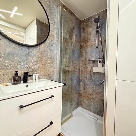 Airport With Mezzanine By Bookinghost Breslavia